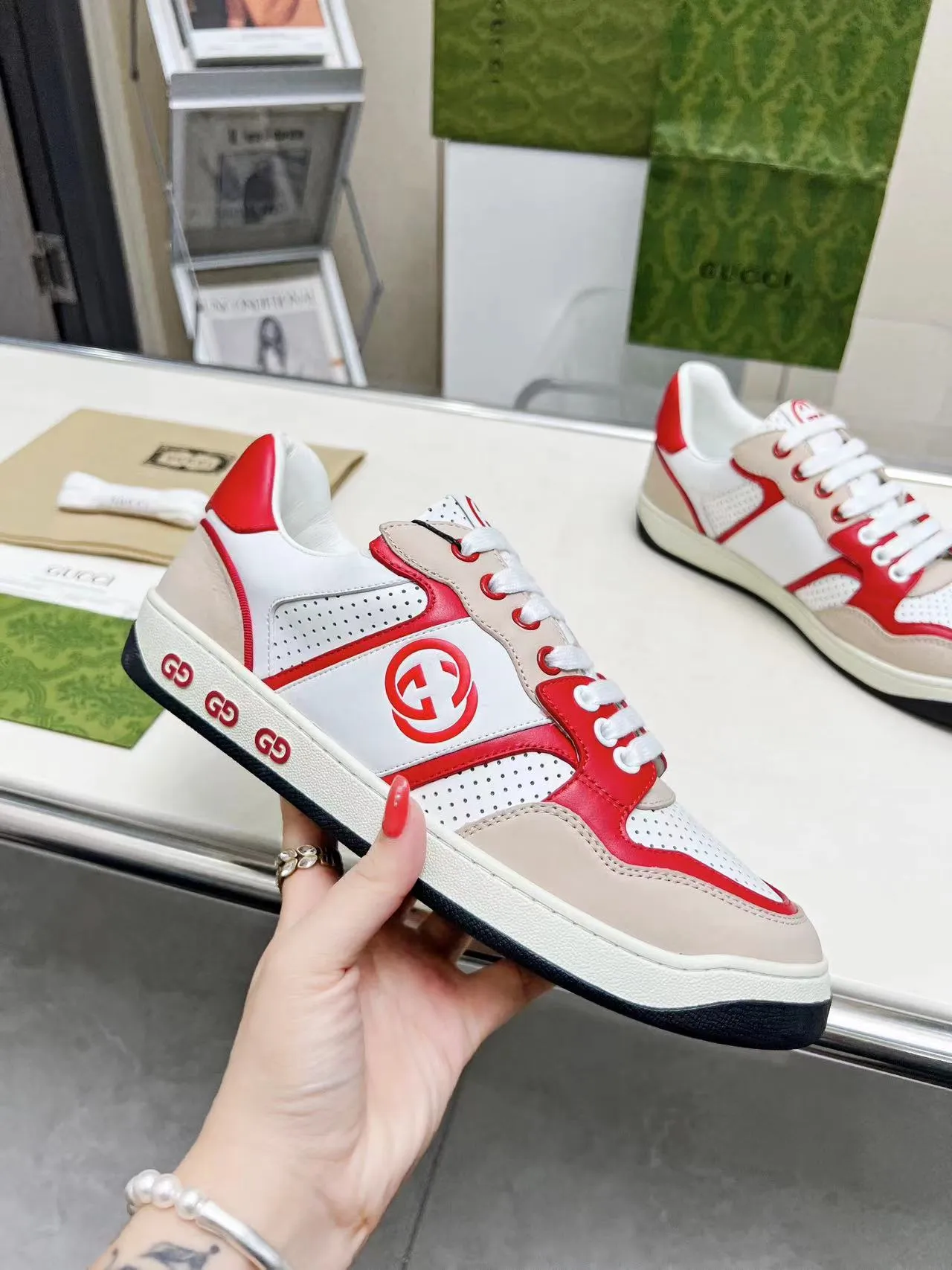 P620 💞💞Gucci G Home’s latest popular sports shoes, couple’s style, casual, retro white shoes 🌸🌸🌸 New popular series. The exquisite and compact interlocking double G logo romantically interprets the aesthetic concept of this series. Made of off-white leather, retro inspiration is cleverly blended into the sneaker design to reinterpret the brand logo. Exquisitely packaged at the delivery counter 🛍📦 ▪️Fabric: Original custom-made imported first-layer cowhide leather ▪️Lining: Original custom-made imported cowhide lining ▪️Outsole: Original molded two-color TPU outsole ▪️Size: Women's 35-40 / Men's 39-45